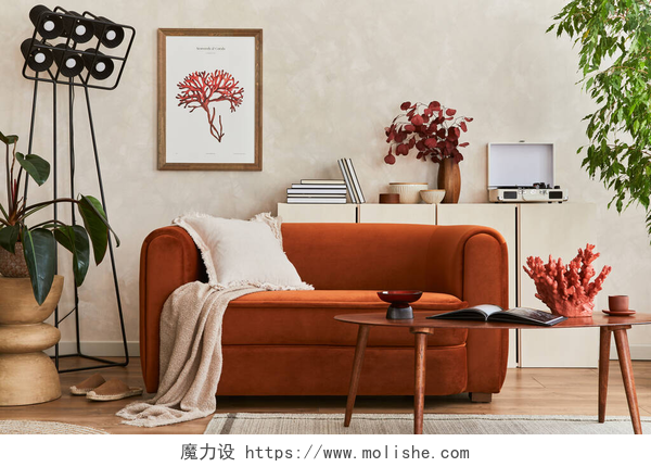 白色背景墙下的米红色的家具装饰客厅室内装饰精美，有复古设计的沙发、模拟画框、木制咖啡桌、植物和时尚的个人配饰。现代概念。模板